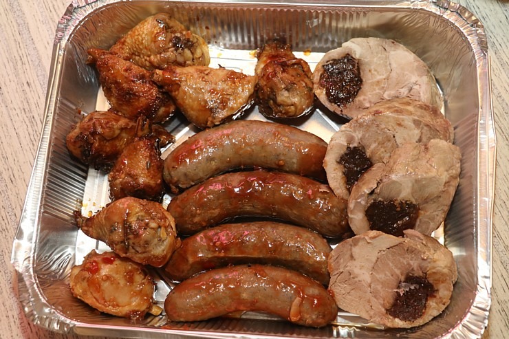 Travelnews.lv apceļo Latviju un cenšas noēst restorāna «Hercogs Mārupe» 90 eiro vērto «Brīvdienu kasti» Travelnews.lv apceļo Latviju un cenšas noēst restorāna «Hercogs Mārupe» 90 eiro vērto «Brīvdienu kasti» 297223