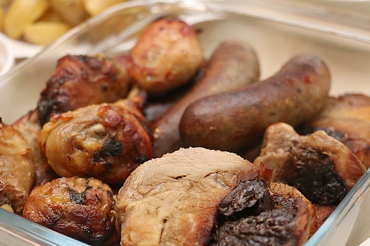 Travelnews.lv apceļo Latviju un cenšas noēst restorāna «Hercogs Mārupe» 90 eiro vērto «Brīvdienu kasti» Travelnews.lv apceļo Latviju un cenšas noēst restorāna «Hercogs Mārupe» 90 eiro vērto «Brīvdienu kasti» 297258