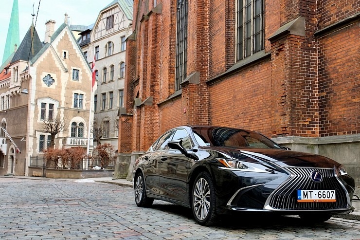 Auto noma «Sixt Latvija» saņem jaunu automašīnu «Lexus ES 300h Limited Edition FWD» 298559