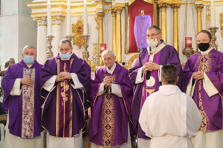 Kardināls Jānis Pujāts ar Svēto Misi Sāpju Dievmātes baznīcā atzīmē 70 darba gadu jubileju 298791