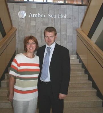 Viesnīcas Amber Sea Hotel pārdošanas un mārketinga menedžere Jeļena Sobolenko un Aivars Mackevičs (Travelnews.lv direktors). Sīkāka informācija mājas Viesnīcas Amber Sea Hotel pārdošanas un mārketinga menedžere Jeļena Sobolenko un Aivars Mackevičs (Travelnews.lv direktors). Sīkāka informācija mājas 16093