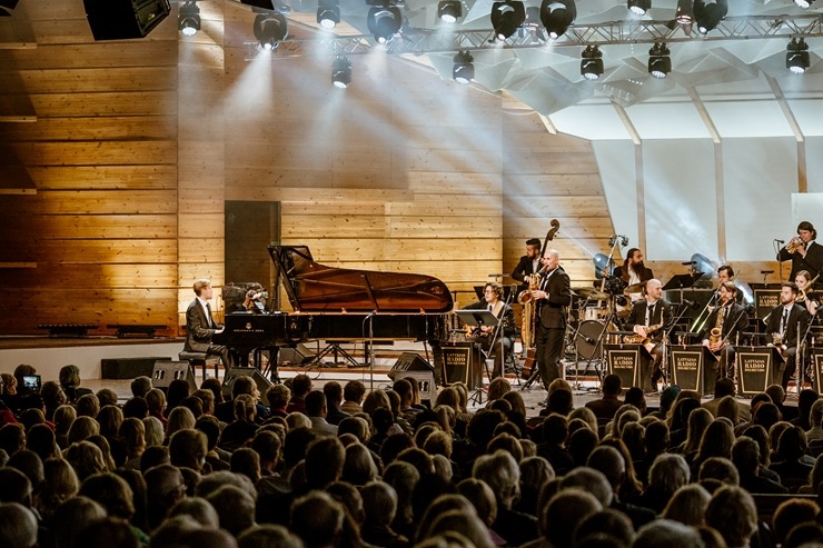 Krāšņi aizvadīts Raimonda Paula koncerts Dzintaru koncertzālē 305588