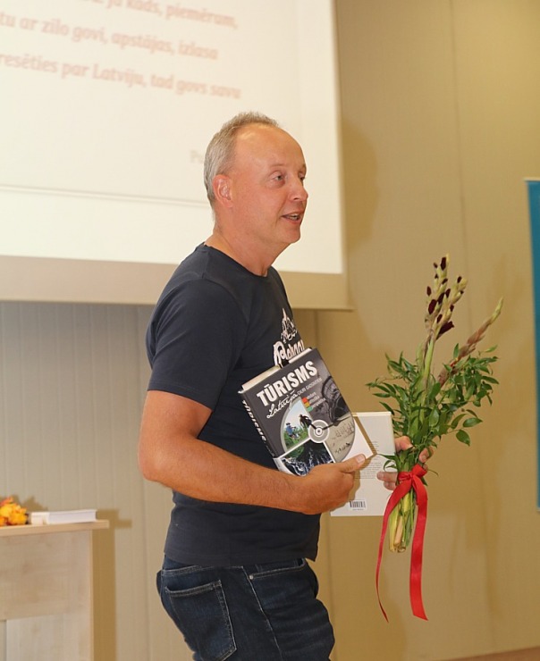Biznesa augstskolā «Turība» tiek prezentēta nopietna un apjomīga grāmata «Tūrisms Latvijā cauri gadsimtiem» Biznesa augstskolā «Turība» tiek prezentēta nopietna un apjomīga grāmata «Tūrisms Latvijā cauri gadsimtiem» 306266