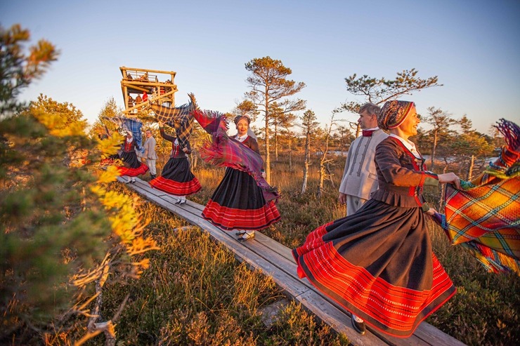 32 deju kolektīvi no dažādiem Latvijas novadiem dejo Lielajā Ķemeru tīrelī. Foto: Artis Veigurs 307913