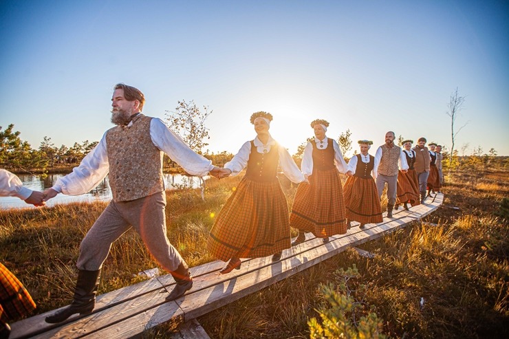 32 deju kolektīvi no dažādiem Latvijas novadiem dejo Lielajā Ķemeru tīrelī. Foto: Artis Veigurs 307916
