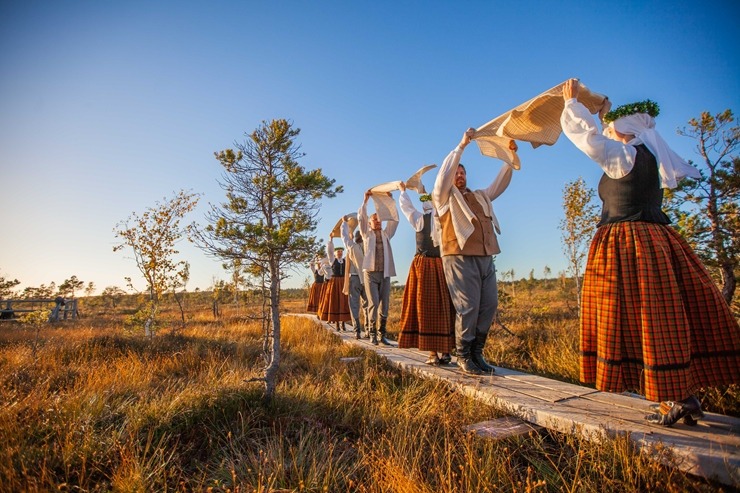 32 deju kolektīvi no dažādiem Latvijas novadiem dejo Lielajā Ķemeru tīrelī. Foto: Artis Veigurs 307919