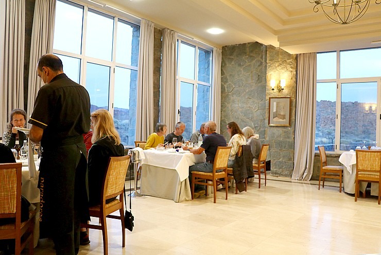 Izbaudām vakariņas restorānā «Paradores» Teides vulkāna piekājē un ar teleskopu vērojam zvaigznes Izbaudām vakariņas restorānā «Paradores» Teides vulkāna piekājē un ar teleskopu vērojam zvaigznes 308167