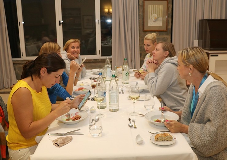 Izbaudām vakariņas restorānā «Paradores» Teides vulkāna piekājē un ar teleskopu vērojam zvaigznes Izbaudām vakariņas restorānā «Paradores» Teides vulkāna piekājē un ar teleskopu vērojam zvaigznes 308168