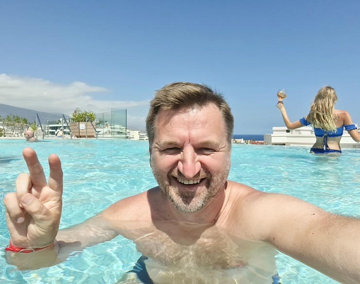 Travelnews.lv izbauda luksus viesnīcas «Hotel Vulcano» jumta baseinu ar skatu uz Kosta Adehe Tenerifē Travelnews.lv izbauda luksus viesnīcas «Hotel Vulcano» jumta baseinu ar skatu uz Kosta Adehe Tenerifē 308701