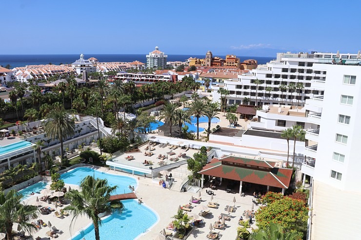 Travelnews.lv izbauda luksus viesnīcas «Hotel Vulcano» jumta baseinu ar skatu uz Kosta Adehe Tenerifē Travelnews.lv izbauda luksus viesnīcas «Hotel Vulcano» jumta baseinu ar skatu uz Kosta Adehe Tenerifē 308703