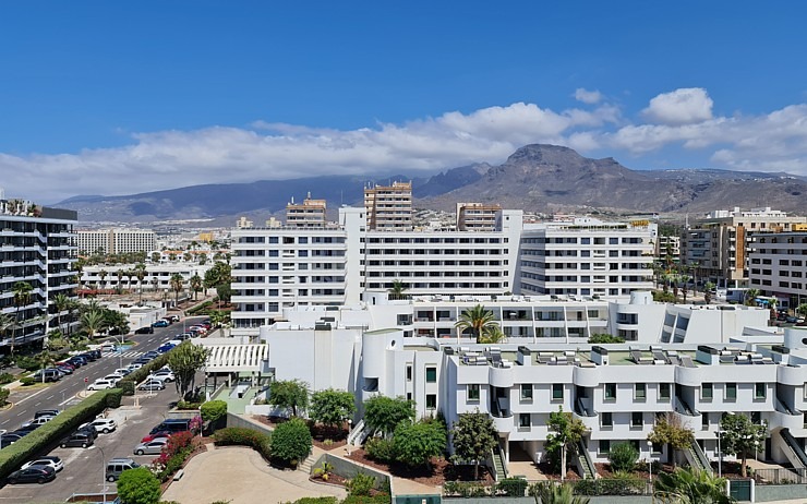 Travelnews.lv izbauda luksus viesnīcas «Hotel Vulcano» jumta baseinu ar skatu uz Kosta Adehe Tenerifē Travelnews.lv izbauda luksus viesnīcas «Hotel Vulcano» jumta baseinu ar skatu uz Kosta Adehe Tenerifē 308706