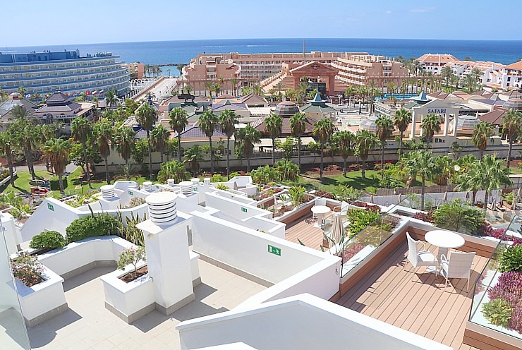 Travelnews.lv izbauda luksus viesnīcas «Hotel Vulcano» jumta baseinu ar skatu uz Kosta Adehe Tenerifē Travelnews.lv izbauda luksus viesnīcas «Hotel Vulcano» jumta baseinu ar skatu uz Kosta Adehe Tenerifē 308709