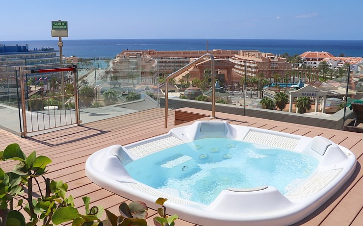 Travelnews.lv izbauda luksus viesnīcas «Hotel Vulcano» jumta baseinu ar skatu uz Kosta Adehe Tenerifē Travelnews.lv izbauda luksus viesnīcas «Hotel Vulcano» jumta baseinu ar skatu uz Kosta Adehe Tenerifē 308717