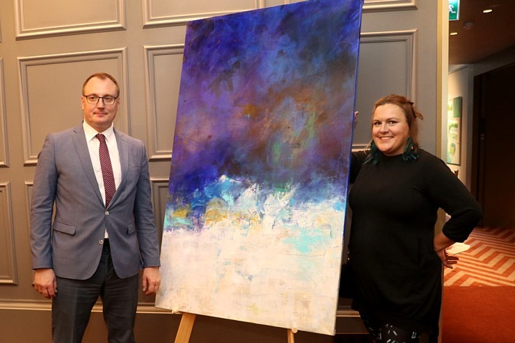 Sandra Strēle kopā ar Latvijas Mākslas akadēmiju (LMA) atklāj personālizstādi «Citi laiki» Rīgas viesnīcā «Grand Poet by Semarah Hotels» Sandra Strēle kopā ar Latvijas Mākslas akadēmiju (LMA) atklāj personālizstādi «Citi laiki» Rīgas viesnīcā «Grand Poet by Semarah Hotels» 308910