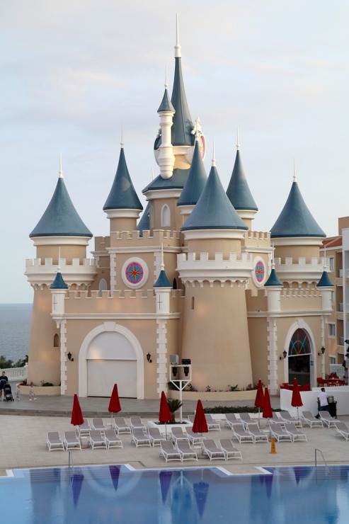 Iepazīstam ģimeņu laimīgāko viesnīcu «Fantasia Bahia Principe Tenerife» un tās priekšnesumus 308961