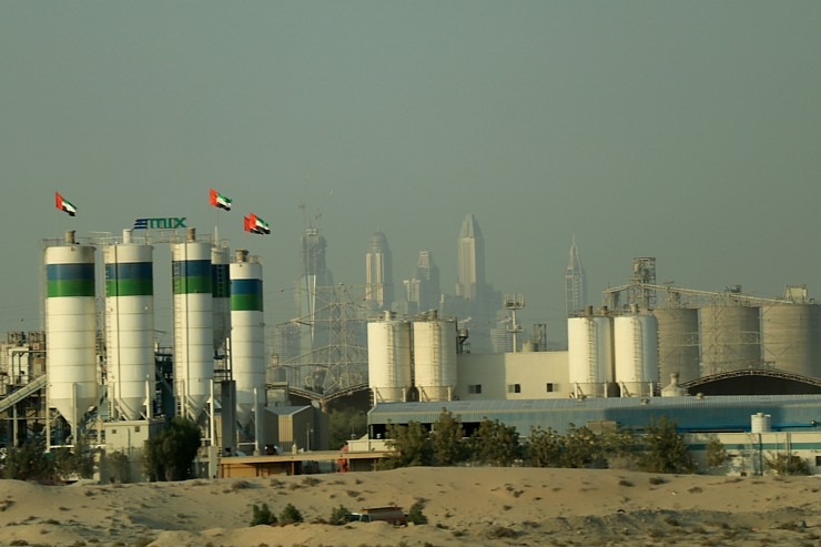 Skati Dubaijas satiksmi, tiltus, rūpnīcas un ceļa zīmes 312270