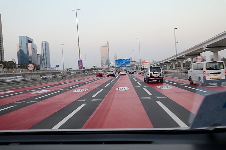Skati Dubaijas satiksmi, tiltus, rūpnīcas un ceļa zīmes 312274