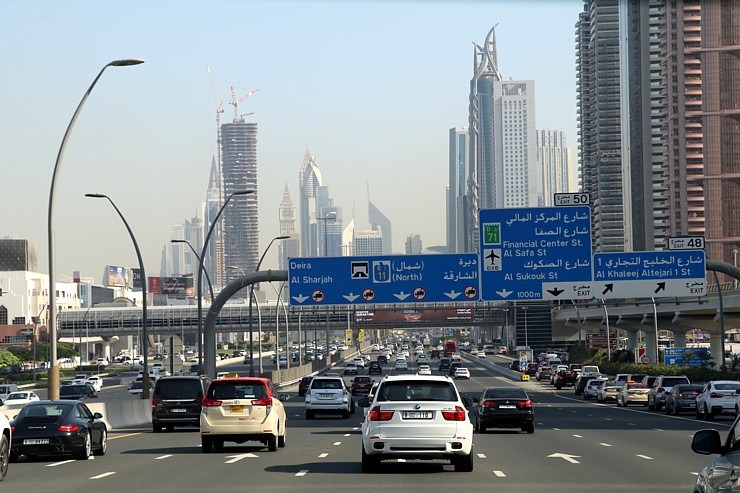 Skati Dubaijas satiksmi, tiltus, rūpnīcas un ceļa zīmes 312286