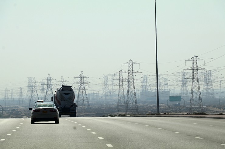 Skati Dubaijas satiksmi, tiltus, rūpnīcas un ceļa zīmes 312258