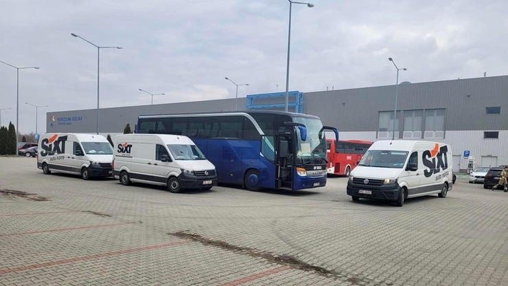 Tūrisma firma «Ap sauli» un auto noma «Sixt Latvija» nogādā palīdzību Ukrainai 314403