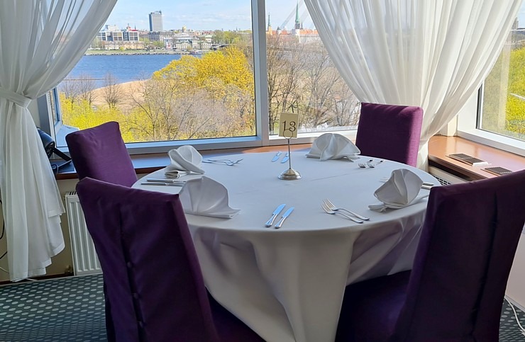 Travelnews.lv izbauda Pārdaugavas viesnīcas restorāna «9.stāva Restorāns» ēdienkarti un panorāmas skatu Travelnews.lv izbauda Pārdaugavas viesnīcas restorāna «9.stāva Restorāns» ēdienkarti un panorāmas skatu 316632