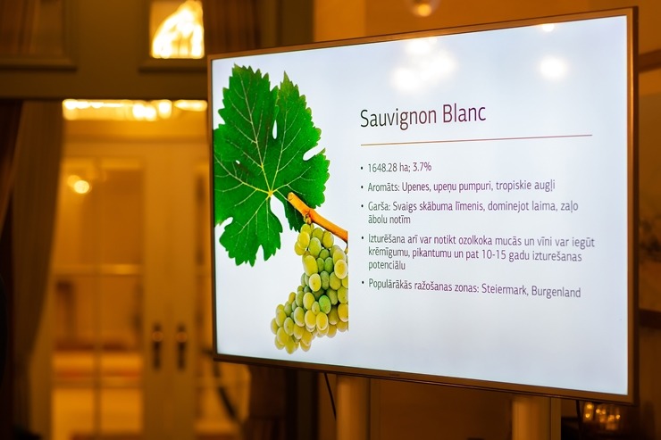 Vecrīgas 5 zvaigžņu viesnīcā «Grand Palace Hotel» degustējam kopā ar Ronaldu Pētersonu 12 Austrijas vīnus. Foto: Jānis Bērziņš Vecrīgas 5 zvaigžņu viesnīcā «Grand Palace Hotel» degustējam kopā ar Ronaldu Pētersonu 12 Austrijas vīnus. Foto: Jānis Bērziņš 316713