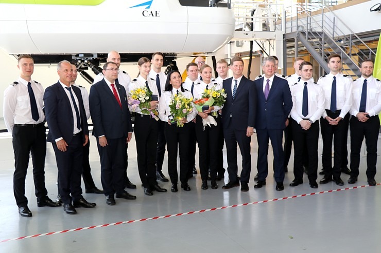Sešpadsmit studenti absolvēja Latvijas lidsabiedrības airBaltic Pilotu akadēmiju 316980