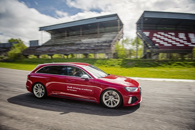 Par godu «Audi RS3» Latvijas pirmizrādei Biķernieku autosacīkšu trasē rūc motori. Foto: Audi Latvija Par godu «Audi RS3» Latvijas pirmizrādei Biķernieku autosacīkšu trasē rūc motori. Foto: Audi Latvija 317199
