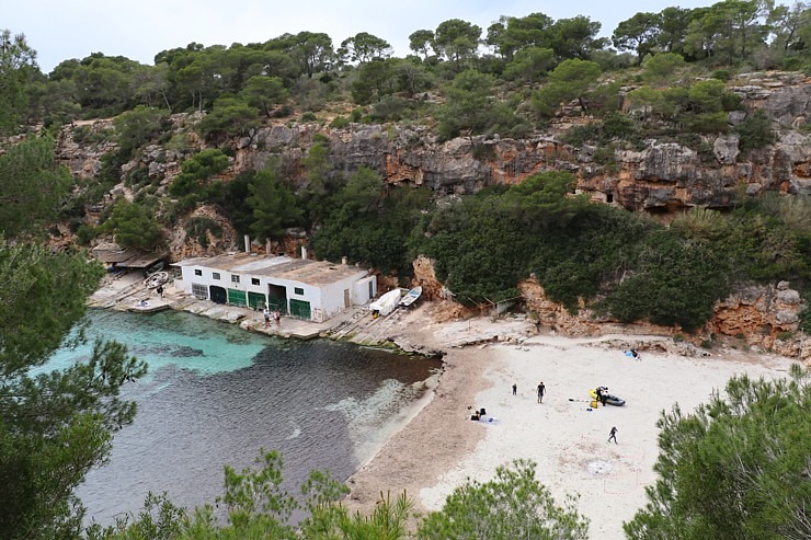 Travelnews.lv apmeklē klinšu ieskautu pludmali «Cala Pi» ar bīstamu skatu laukumu. Sadarbībā ar Latvijas tūrisma firmu Atlantic Travel 317500