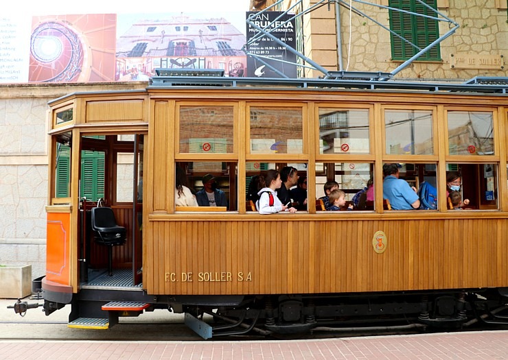 Travelnews.lv Maļorkas pilsētā Soļera izbrauc ar 1912.gada koka vilcienu. Sadarbībā ar Latvijas tūrisma firmu «Atlantic Travel» Travelnews.lv Maļorkas pilsētā Soļera izbrauc ar 1912.gada koka vilcienu. Sadarbībā ar Latvijas tūrisma firmu «Atlantic Travel» 317978
