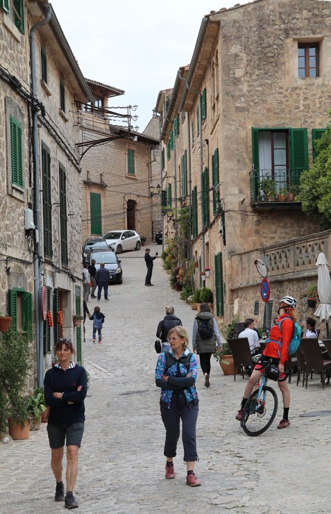 Travelnews.lv iepazīst Maļorkas pilsētas Valldemossa kafejnīcas un veikalus. Sadarbībā ar Latvijas tūrisma firmu «Atlantic Travel» Travelnews.lv iepazīst Maļorkas pilsētas Valldemossa kafejnīcas un veikalus. Sadarbībā ar Latvijas tūrisma firmu «Atlantic Travel» 318277