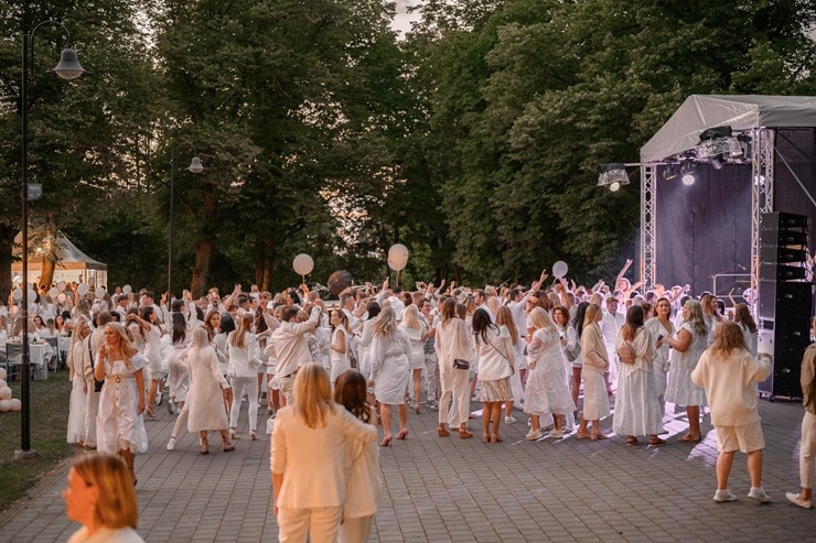 Jau astoto gadu daudzi simti ļaužu svin iedvesmojošās pop-up piknika vakariņas «Lelegante Pop–Up Picnic». Foto: Artūrs Martinovs Jau astoto gadu daudzi simti ļaužu svin iedvesmojošās pop-up piknika vakariņas «Lelegante Pop–Up Picnic». Foto: Artūrs Martinovs 321123