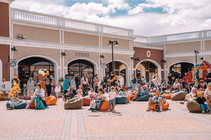 Outlet ciematu Piņķos priecē vasaras gardākais notikums - Saldējuma svētki! Foto: viajurmala.com Outlet ciematu Piņķos priecē vasaras gardākais notikums - Saldējuma svētki! Foto: viajurmala.com 321163