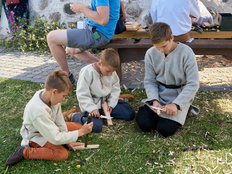 Lauku ceļotājs: Maizes un sidra svētki Āraišu dzirnavās pulcē latviešus vairākās paaudzēs. Foto: Valdis Ošiņš Lauku ceļotājs: Maizes un sidra svētki Āraišu dzirnavās pulcē latviešus vairākās paaudzēs. Foto: Valdis Ošiņš 321407