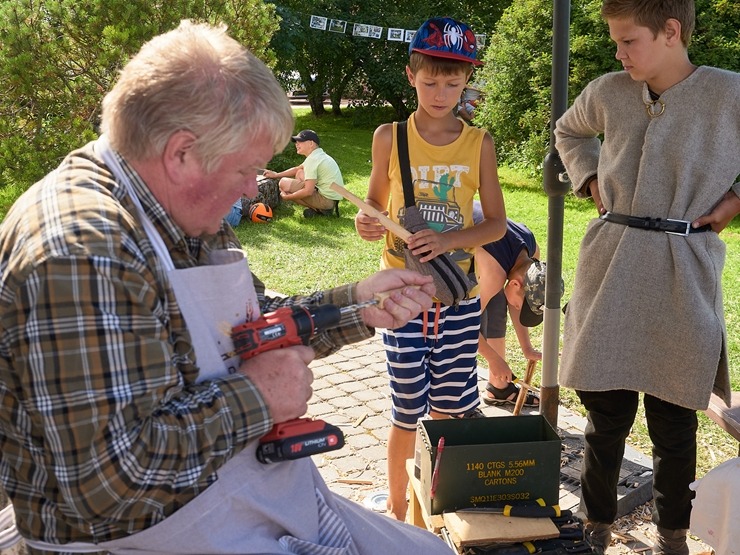 Lauku ceļotājs: Maizes un sidra svētki Āraišu dzirnavās pulcē latviešus vairākās paaudzēs. Foto: Valdis Ošiņš 321411
