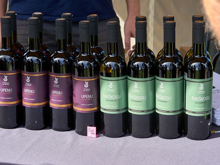 Lauku ceļotājs: Maizes un sidra svētki Āraišu dzirnavās pulcē latviešus vairākās paaudzēs. Foto: Valdis Ošiņš Lauku ceļotājs: Maizes un sidra svētki Āraišu dzirnavās pulcē latviešus vairākās paaudzēs. Foto: Valdis Ošiņš 321418