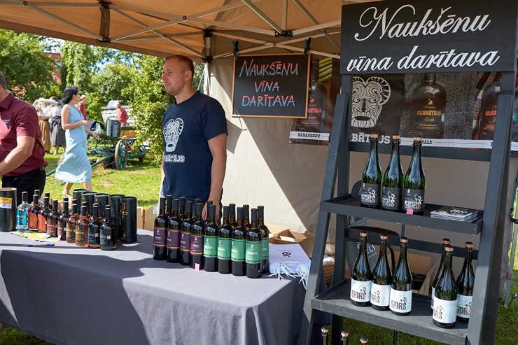 Lauku ceļotājs: Maizes un sidra svētki Āraišu dzirnavās pulcē latviešus vairākās paaudzēs. Foto: Valdis Ošiņš Lauku ceļotājs: Maizes un sidra svētki Āraišu dzirnavās pulcē latviešus vairākās paaudzēs. Foto: Valdis Ošiņš 321425