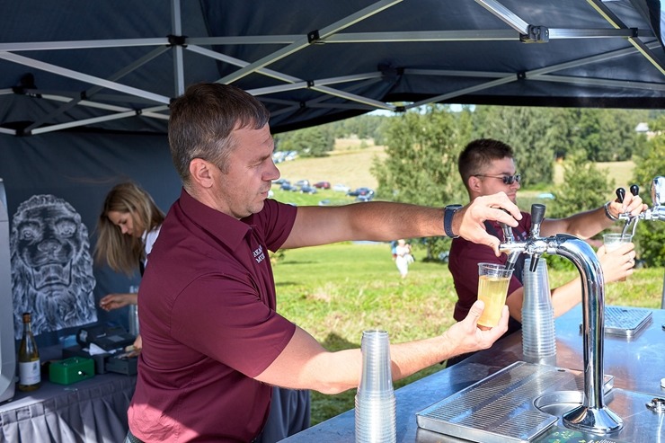 Lauku ceļotājs: Maizes un sidra svētki Āraišu dzirnavās pulcē latviešus vairākās paaudzēs. Foto: Valdis Ošiņš Lauku ceļotājs: Maizes un sidra svētki Āraišu dzirnavās pulcē latviešus vairākās paaudzēs. Foto: Valdis Ošiņš 321434