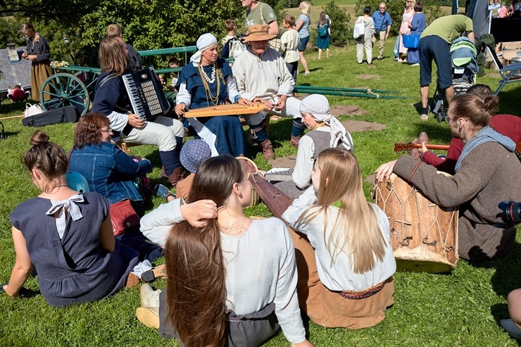 Lauku ceļotājs: Maizes un sidra svētki Āraišu dzirnavās pulcē latviešus vairākās paaudzēs. Foto: Valdis Ošiņš Lauku ceļotājs: Maizes un sidra svētki Āraišu dzirnavās pulcē latviešus vairākās paaudzēs. Foto: Valdis Ošiņš 321437