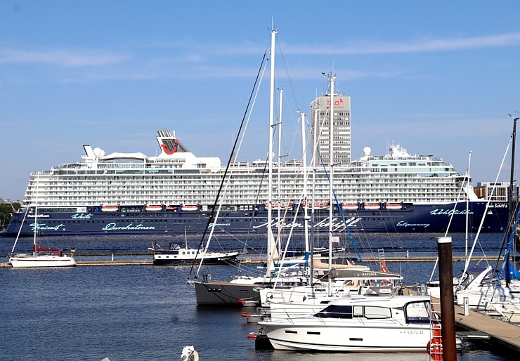 Travelnews.lv sadarbībā ar lietotni «Pik.ap» aplūko kruīza kuģi «Mein Schiff 6» no jahtas Daugavā 321604