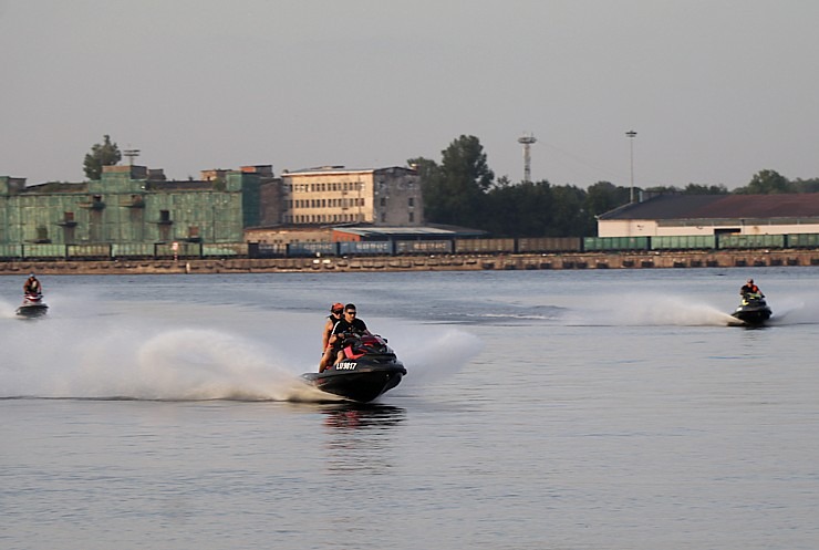 Travelnews.lv sadarbībā ar lietotni «Pik.ap» no jahtas novēro intensīvo peldlīdzekļu satiksmi Daugavā Travelnews.lv sadarbībā ar lietotni «Pik.ap» no jahtas novēro intensīvo peldlīdzekļu satiksmi Daugavā 321630