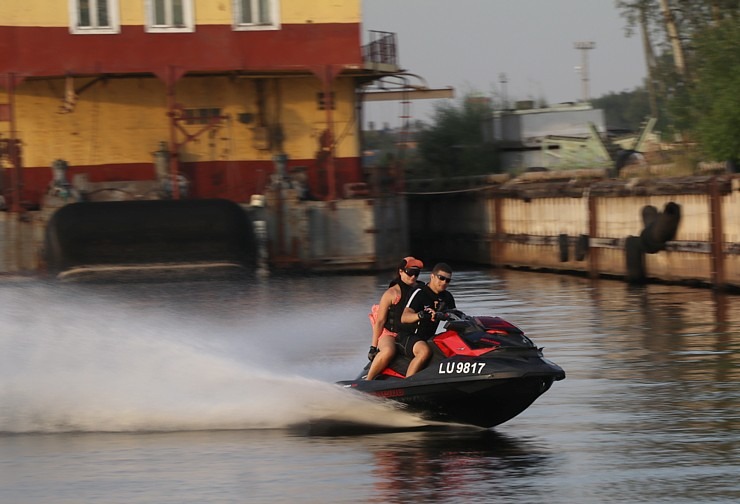 Travelnews.lv sadarbībā ar lietotni «Pik.ap» no jahtas novēro intensīvo peldlīdzekļu satiksmi Daugavā Travelnews.lv sadarbībā ar lietotni «Pik.ap» no jahtas novēro intensīvo peldlīdzekļu satiksmi Daugavā 321632