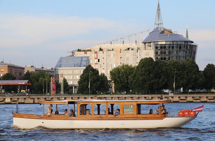 Travelnews.lv sadarbībā ar lietotni «Pik.ap» no jahtas novēro intensīvo peldlīdzekļu satiksmi Daugavā Travelnews.lv sadarbībā ar lietotni «Pik.ap» no jahtas novēro intensīvo peldlīdzekļu satiksmi Daugavā 321621