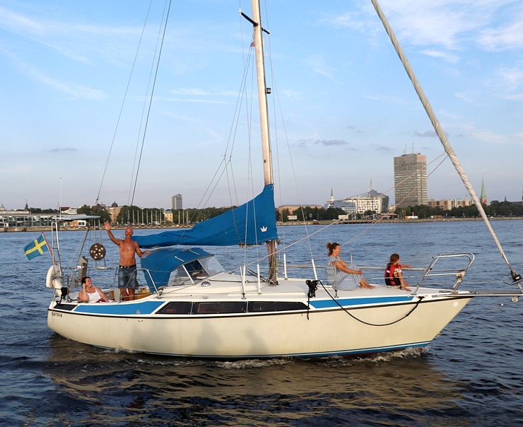 Travelnews.lv sadarbībā ar lietotni «Pik.ap» no jahtas novēro intensīvo peldlīdzekļu satiksmi Daugavā Travelnews.lv sadarbībā ar lietotni «Pik.ap» no jahtas novēro intensīvo peldlīdzekļu satiksmi Daugavā 321641