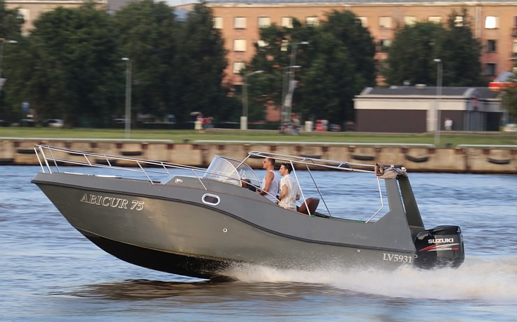 Travelnews.lv sadarbībā ar lietotni «Pik.ap» no jahtas novēro intensīvo peldlīdzekļu satiksmi Daugavā Travelnews.lv sadarbībā ar lietotni «Pik.ap» no jahtas novēro intensīvo peldlīdzekļu satiksmi Daugavā 321643