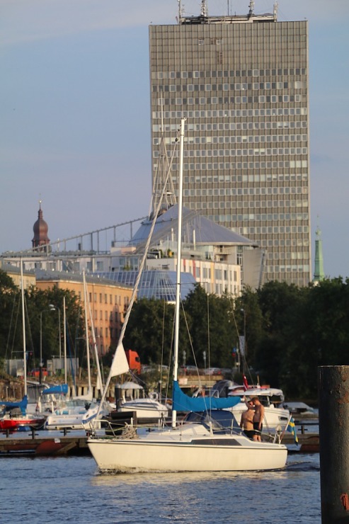 Travelnews.lv sadarbībā ar lietotni «Pik.ap» no jahtas novēro intensīvo peldlīdzekļu satiksmi Daugavā Travelnews.lv sadarbībā ar lietotni «Pik.ap» no jahtas novēro intensīvo peldlīdzekļu satiksmi Daugavā 321647