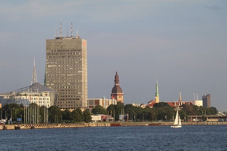 Travelnews.lv sadarbībā ar lietotni «Pik.ap» no jahtas novēro intensīvo peldlīdzekļu satiksmi Daugavā Travelnews.lv sadarbībā ar lietotni «Pik.ap» no jahtas novēro intensīvo peldlīdzekļu satiksmi Daugavā 321652