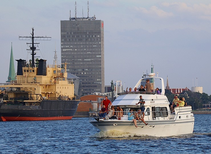 Travelnews.lv sadarbībā ar lietotni «Pik.ap» no jahtas novēro intensīvo peldlīdzekļu satiksmi Daugavā Travelnews.lv sadarbībā ar lietotni «Pik.ap» no jahtas novēro intensīvo peldlīdzekļu satiksmi Daugavā 321623