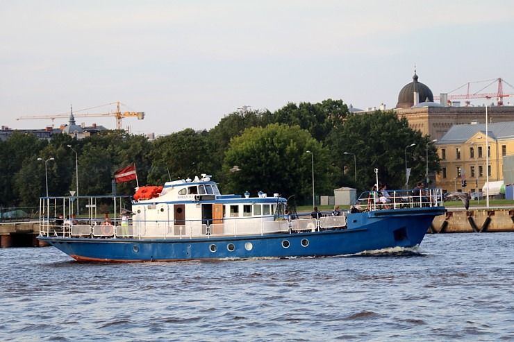 Travelnews.lv sadarbībā ar lietotni «Pik.ap» no jahtas novēro intensīvo peldlīdzekļu satiksmi Daugavā Travelnews.lv sadarbībā ar lietotni «Pik.ap» no jahtas novēro intensīvo peldlīdzekļu satiksmi Daugavā 321628