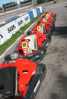 Biķernieku sporta kompleksā ir iespējams izbraukt ar kartingu, un 15 minūšu brauciens izmaksā 10 latus Biķernieku sporta kompleksā ir iespējams izbraukt ar kartingu, un 15 minūšu brauciens izmaksā 10 latus 17169